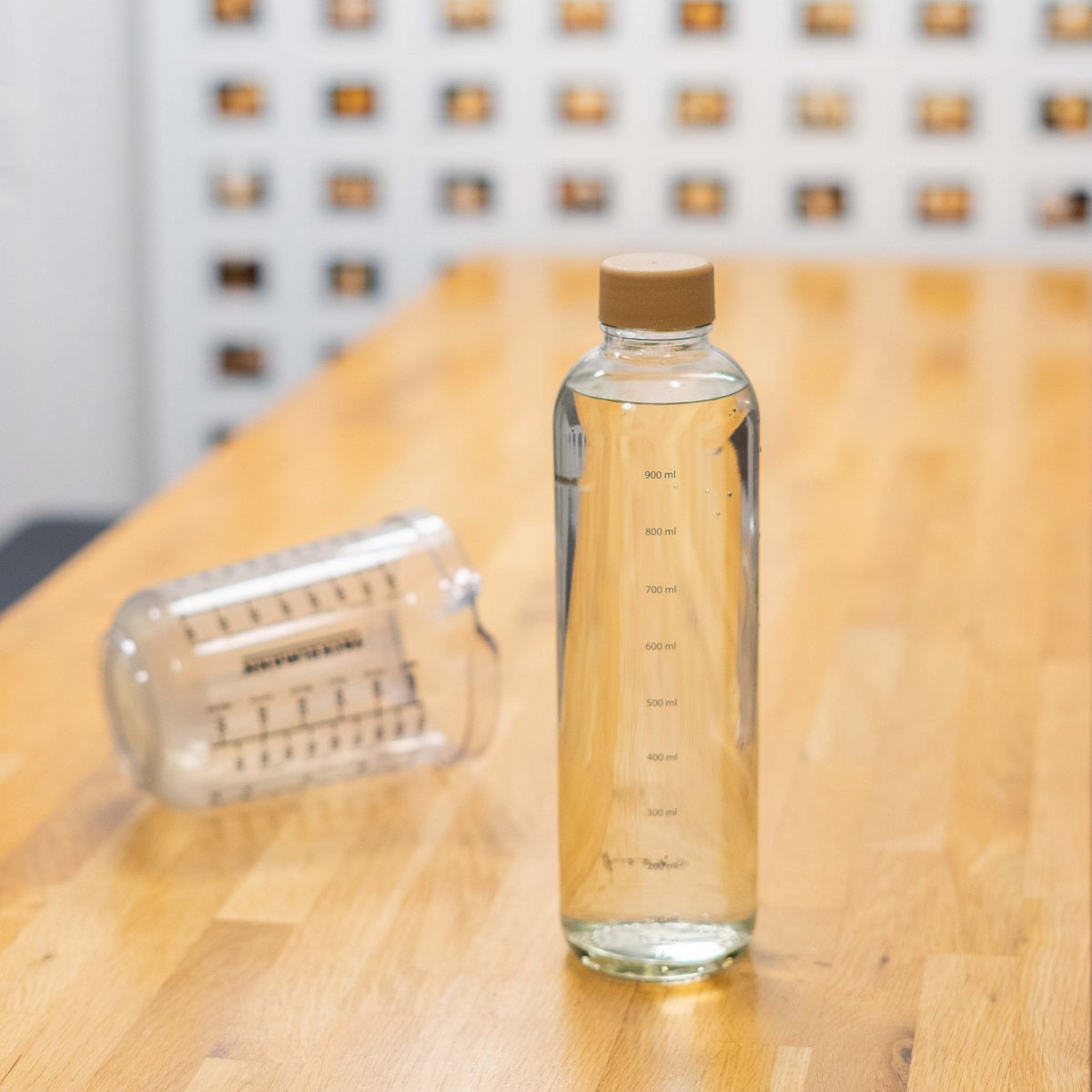 Glazen drinkfles Hydration Booster op een houten tafel