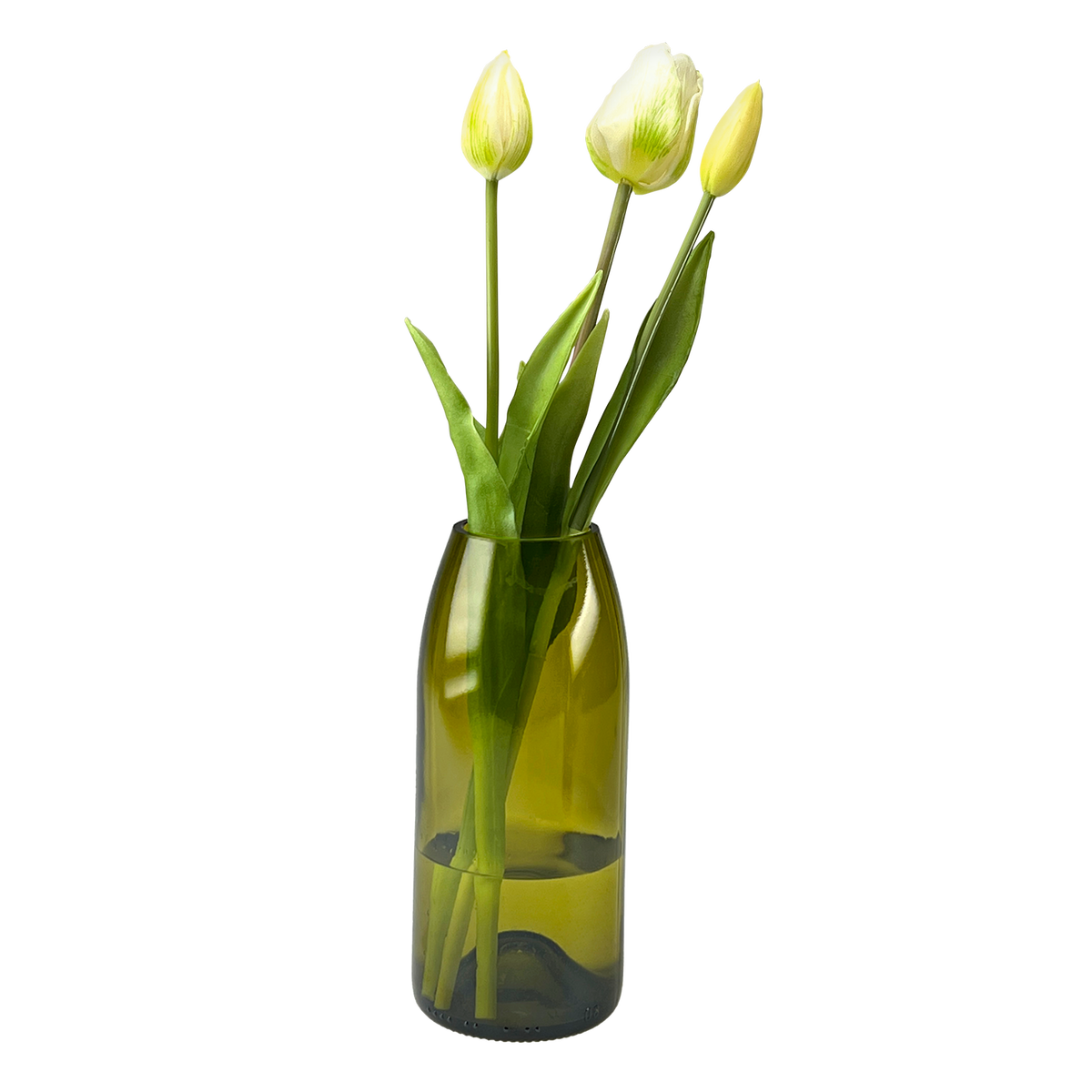 Vaas van een wijnfles met witte tulpen