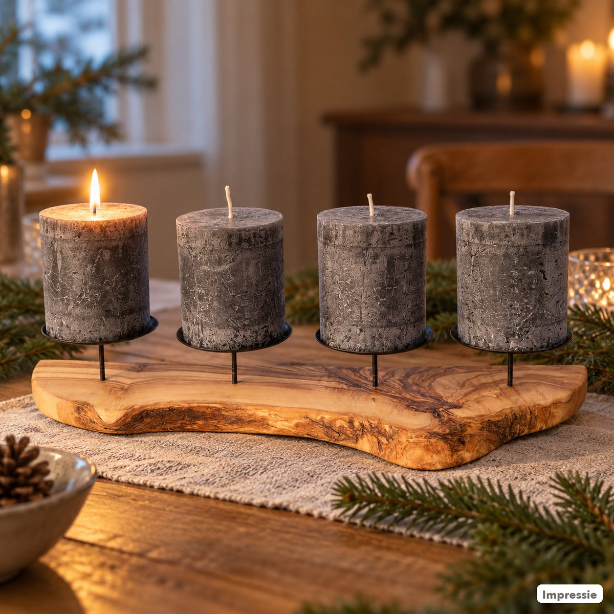 Rustieke adventskandelaar van olijfhout voor 4 kaarsen in gebruik (impressie)