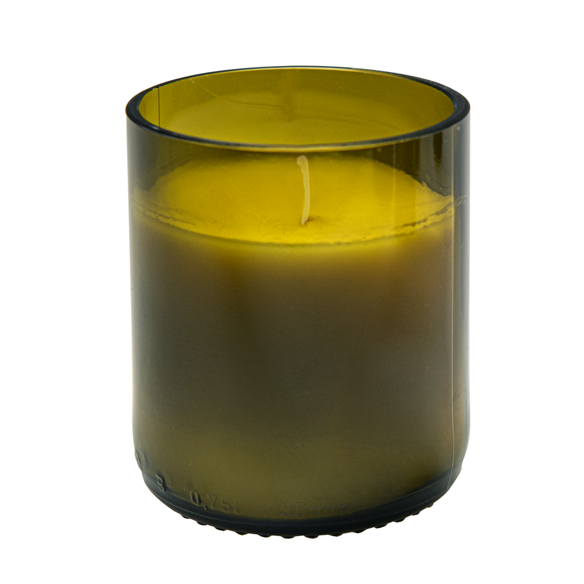 Kaars in een olijfgroen glas van een wijnfles, zonder deksel