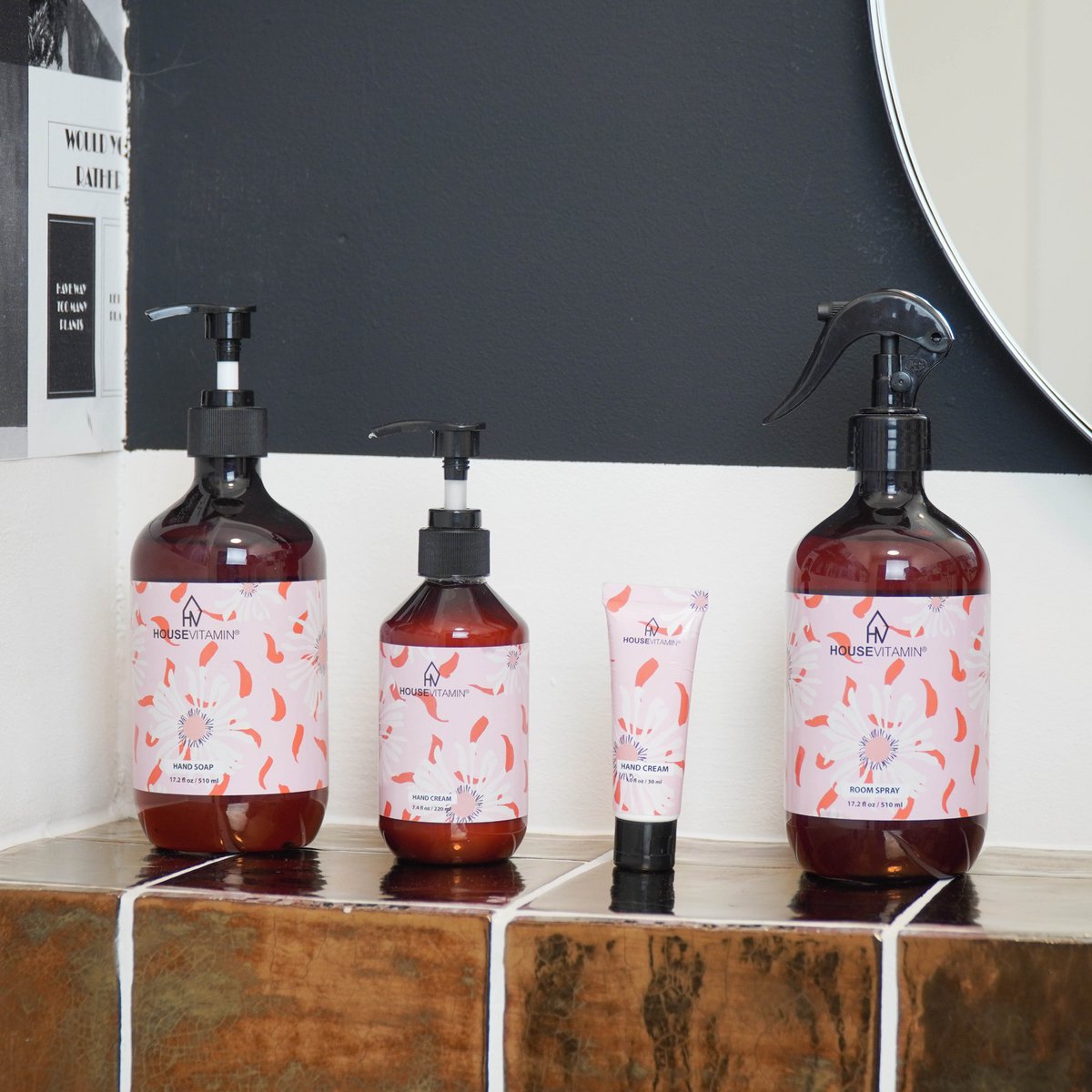 Handzeep Pioenroos naast handcrème en roomspray in dezelfde print