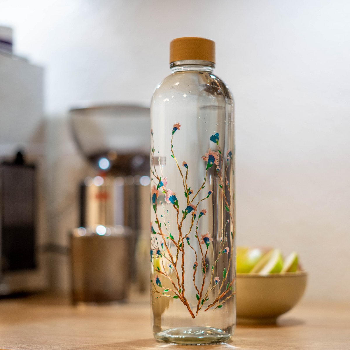Drinkfles Hanami in de keuken naast een koffiemachine