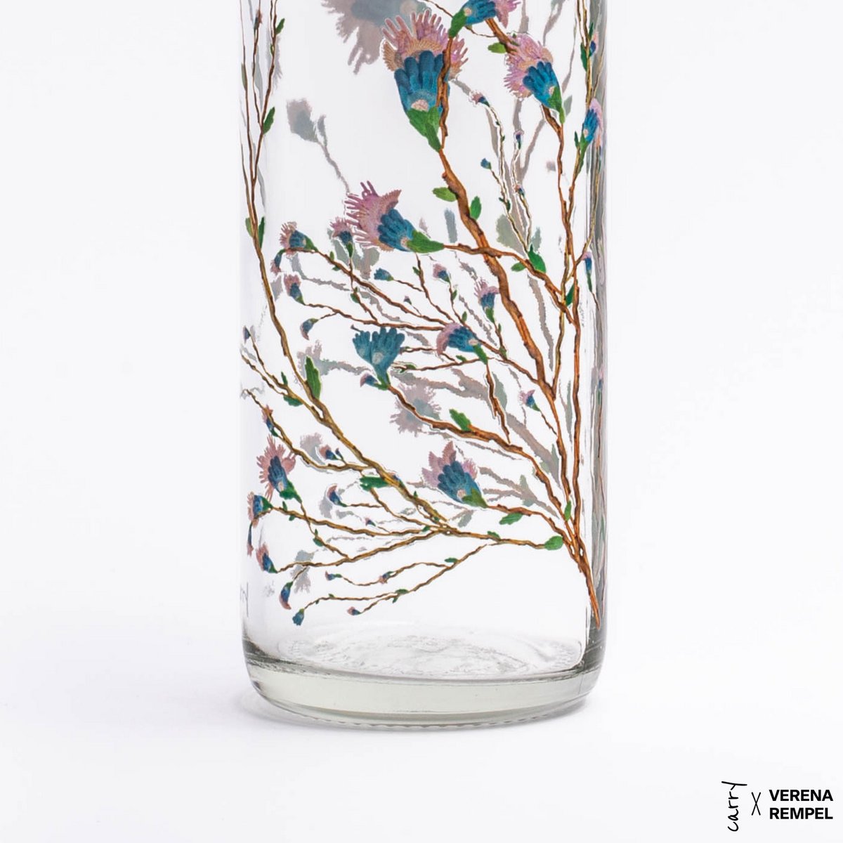 Detail van de kersenbloesemprint op de drinkfles Hanami