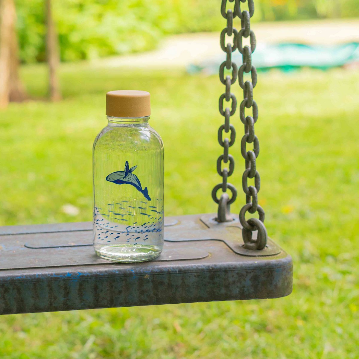 Drinkfles Ocean Lover op een schommel in de tuin