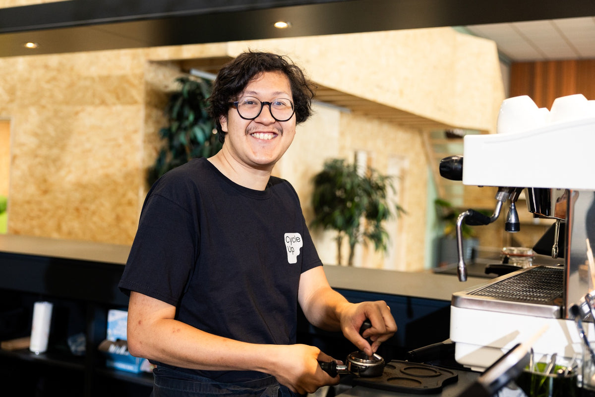 Aan het werk achter de koffiebar in de Cycle-Up HUB in Leeuwarden