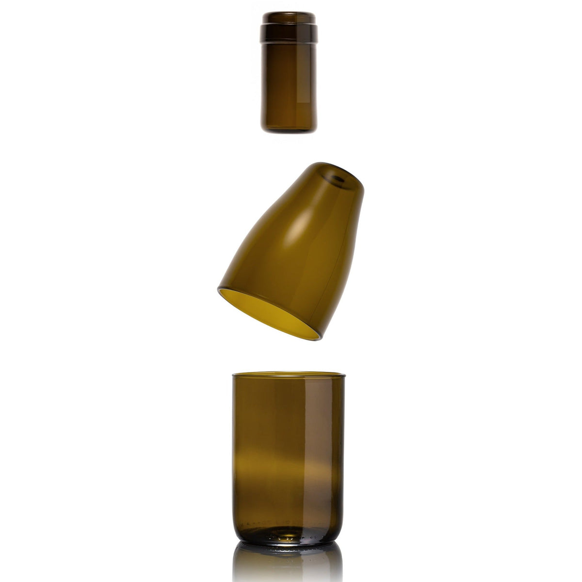 Drie olijfgroene glazen boven elkaar, samen in de vorm van een fles