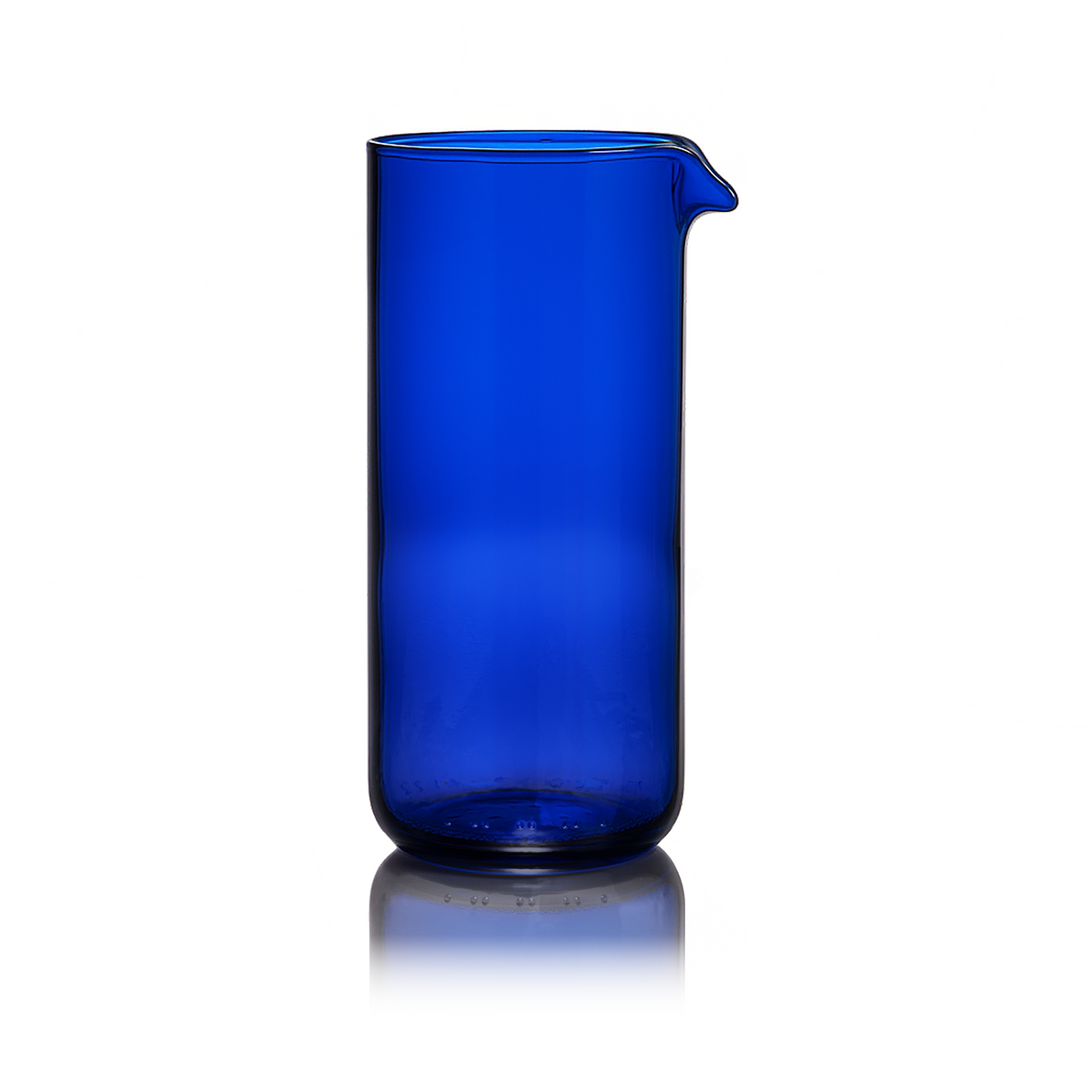 Blauwe karaf met schenktuit van Rebottled, gemaakt van een gebruikte wijnfles