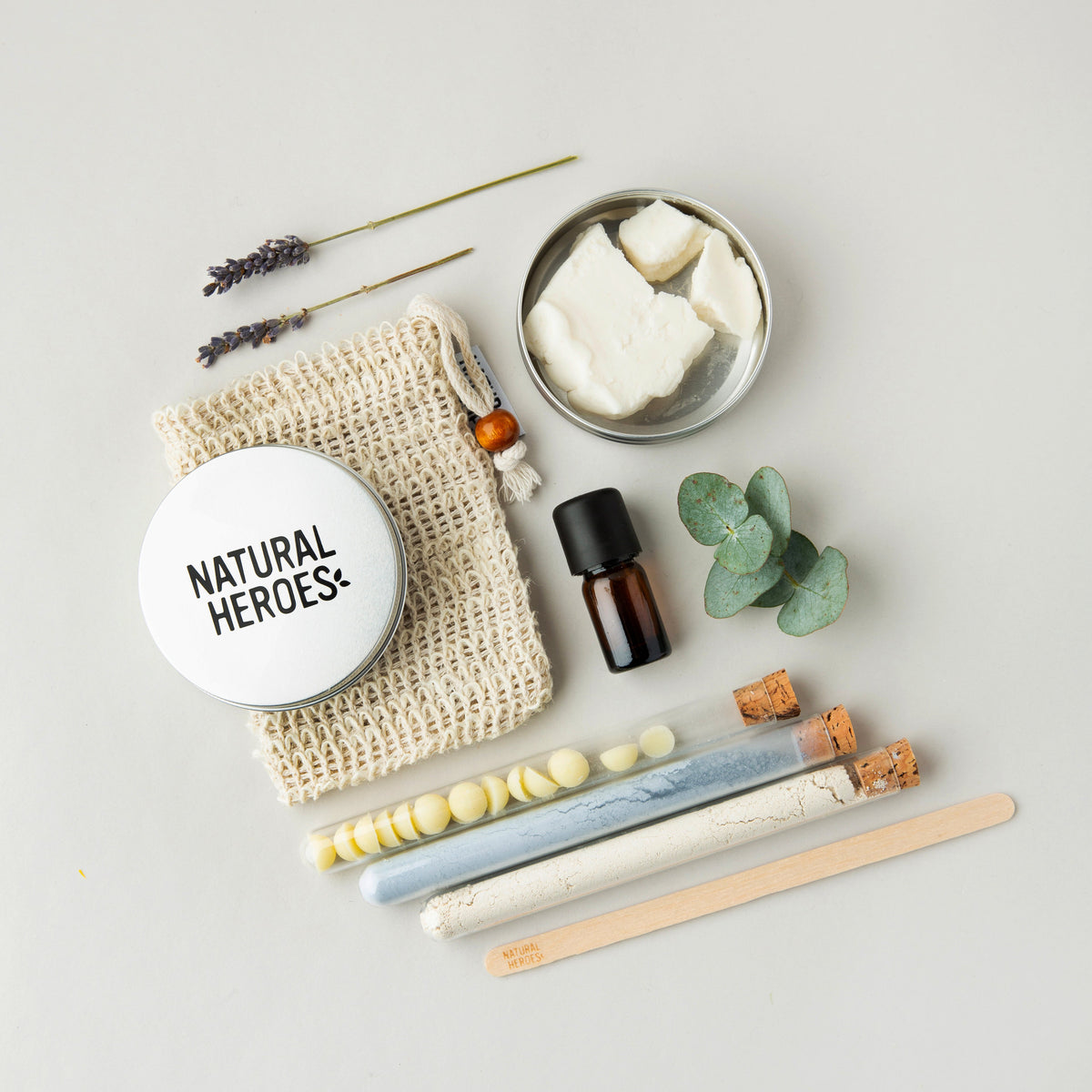 Inhoud van het DIY-pakket body wash bar: reageerbuisjes, blikjes, flesje etherische olie, zeepzakje en houten spatel
