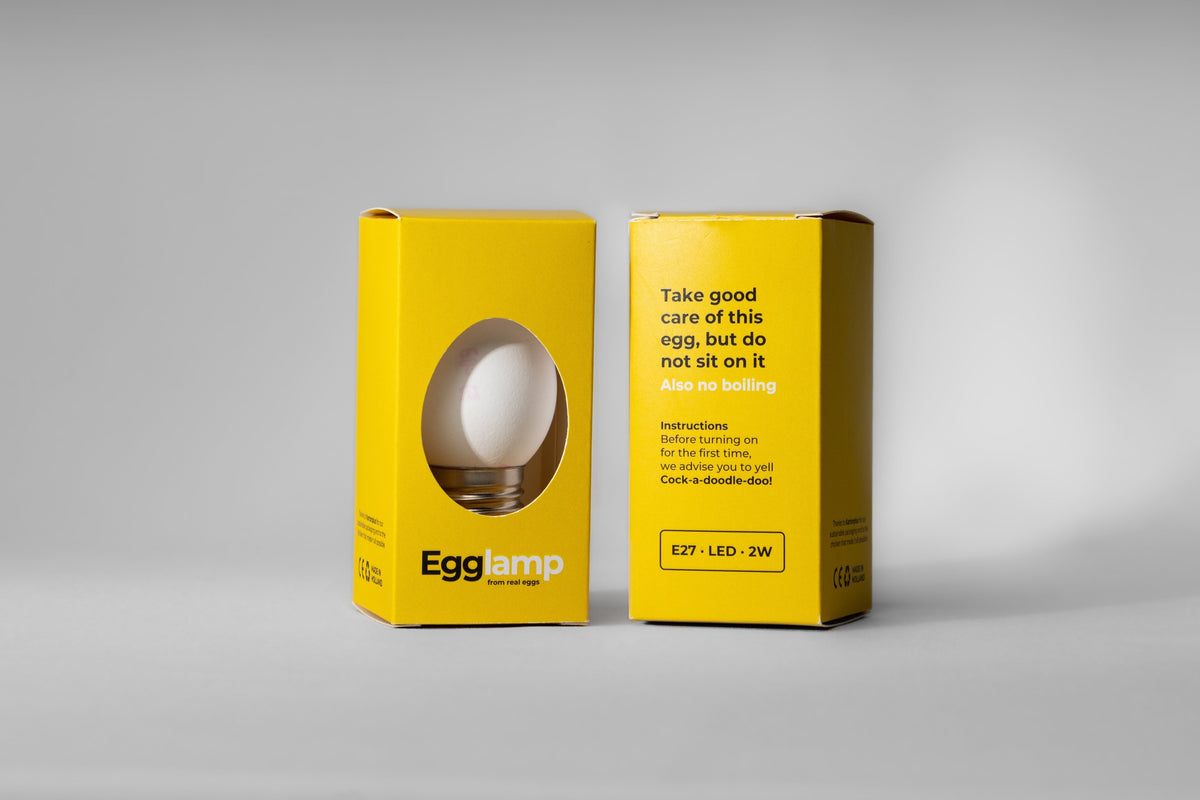 Voor- en achterkant van de gele doos van Egglamp