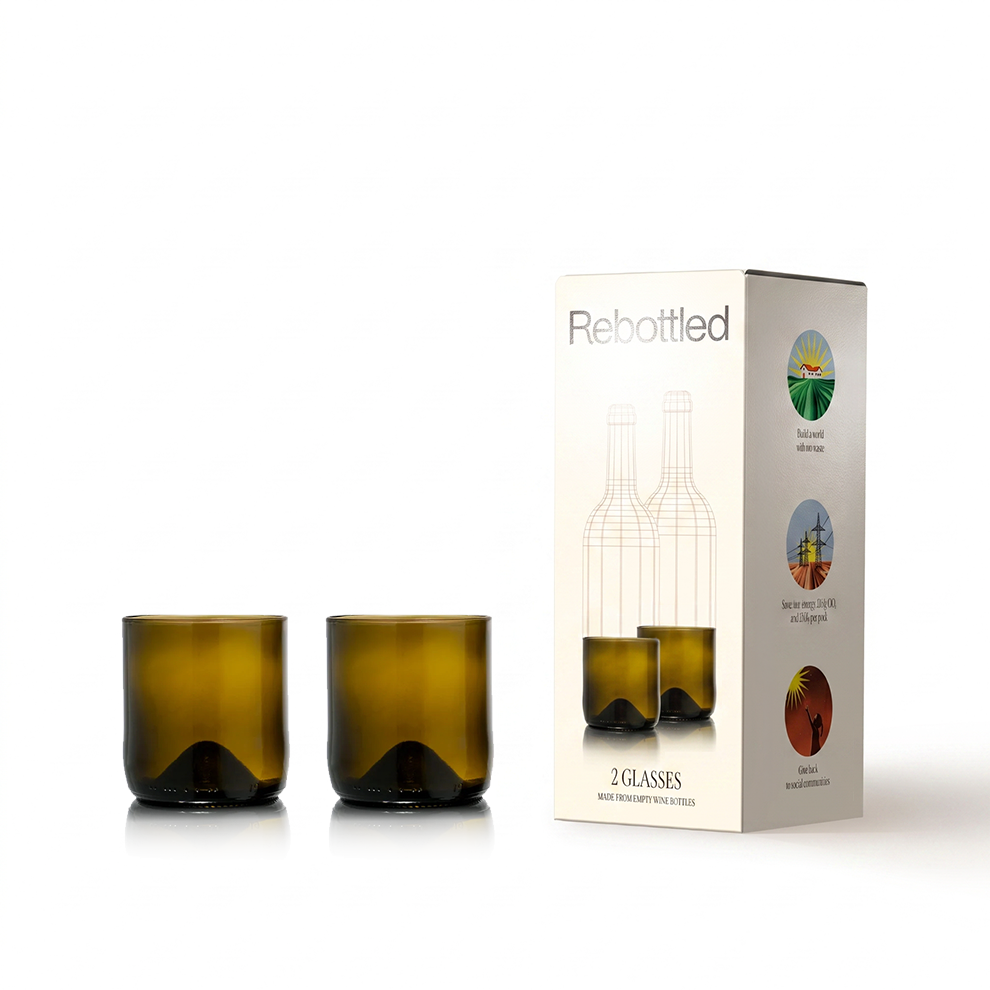 Twee olijfgroene korte drinkglazen van Rebottled naast de verpakking