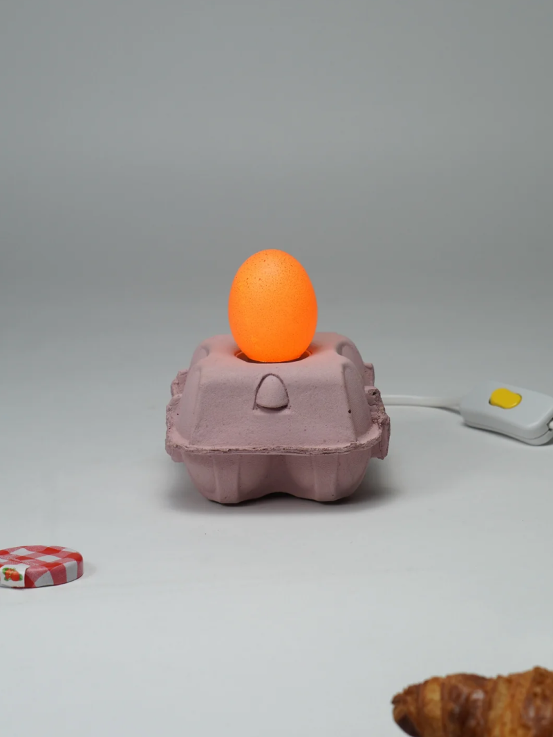 Eierdooslamp Rosé met een brandende bruine Egglamp