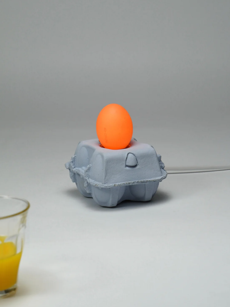 Eierdooslamp Sky met een brandende bruine Egglamp