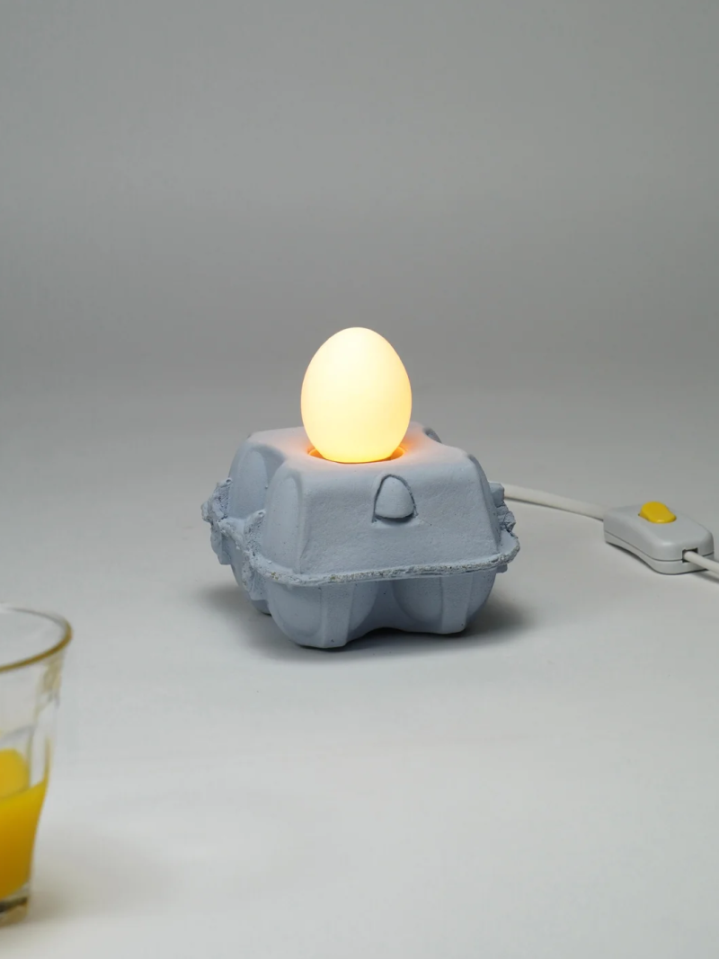 Eierdooslamp Sky met een brandende witte Egglamp
