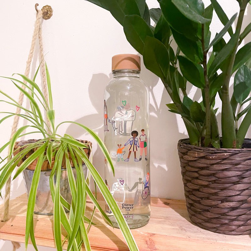 Drinkfles Love is Love tussen planten