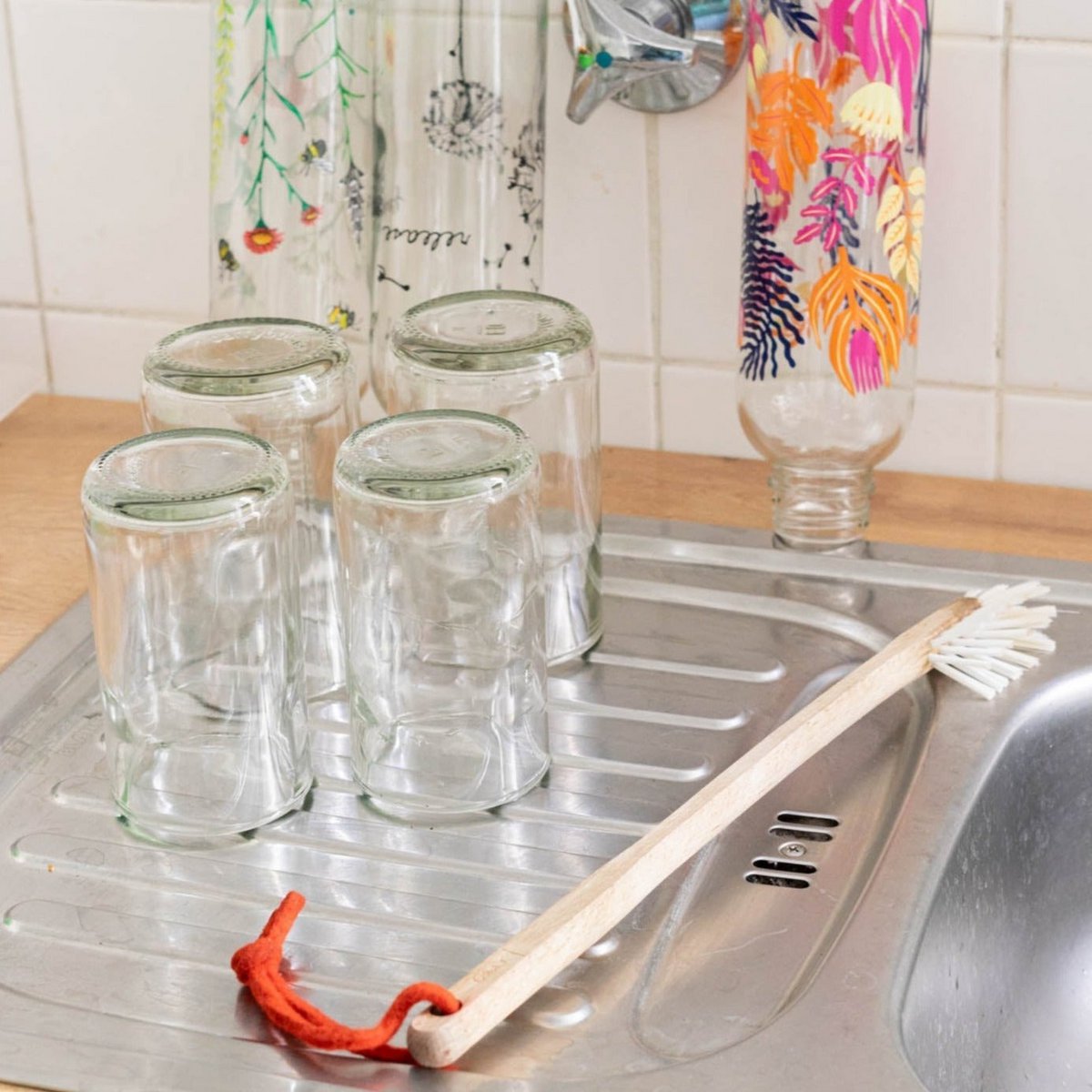 Drinkglazen op een afdruiprek bij de gootsteen