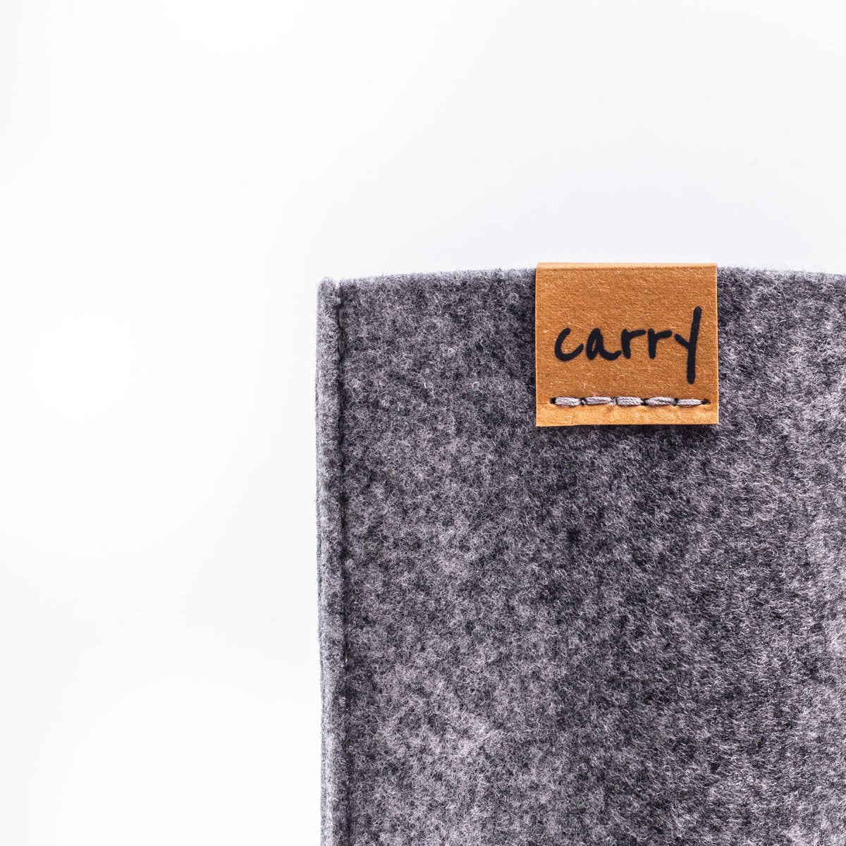 Label met carry-logo op de grijze vilten hoes
