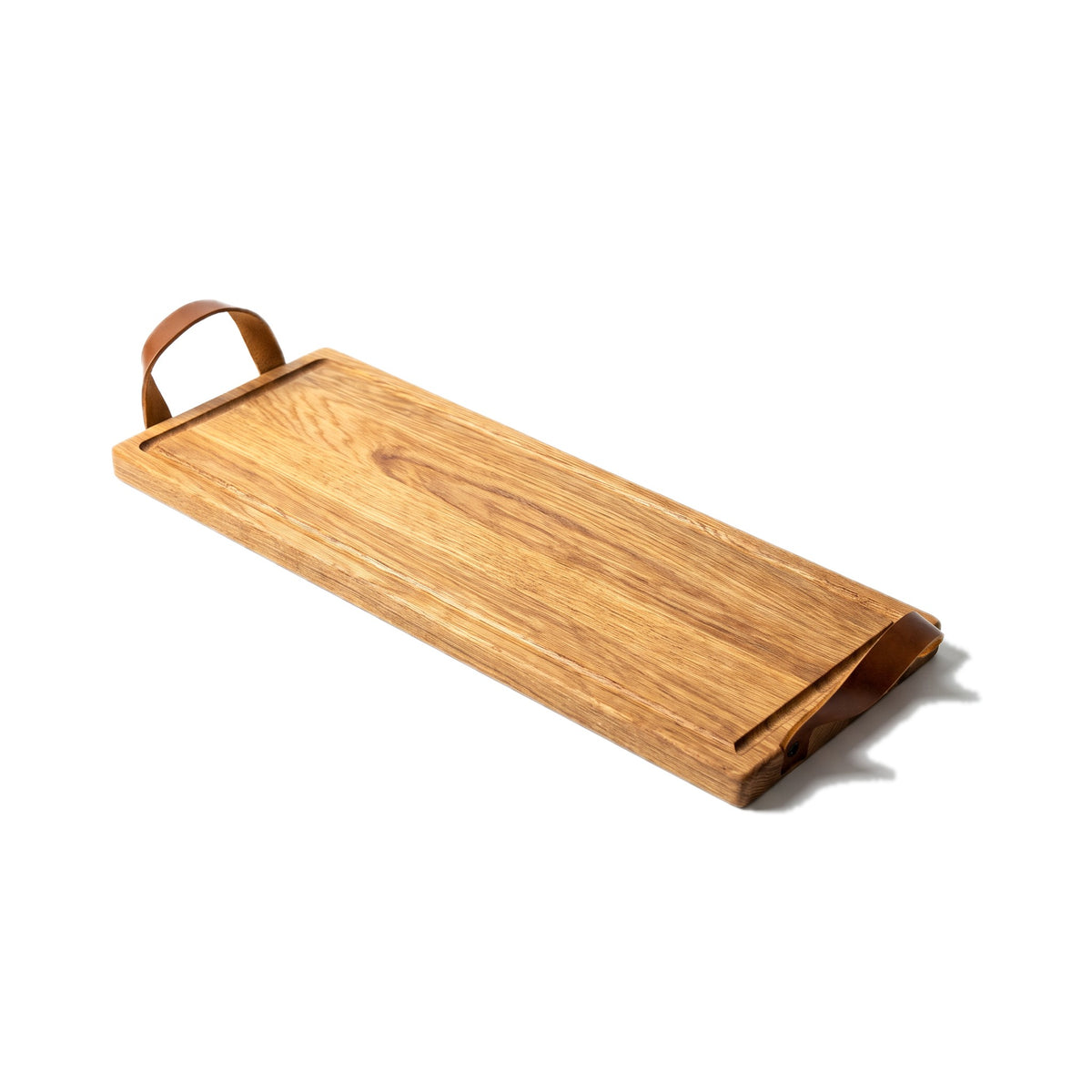 Borrelplank beuken met leren handvaten - luxe serveerplank - 48x17 cm op een witte achtergrond