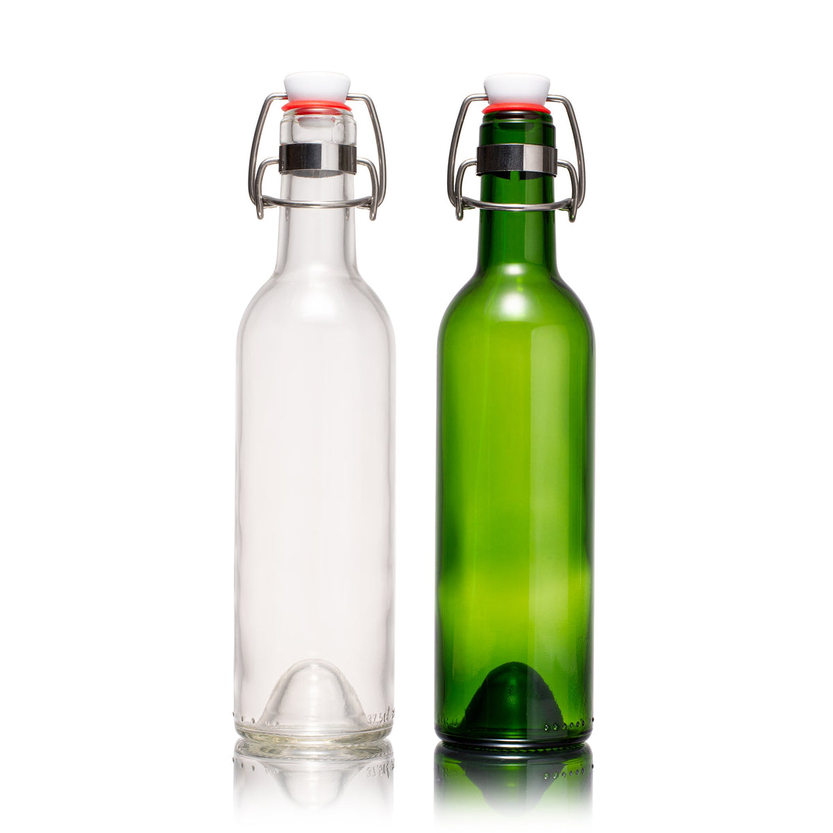 Transparante en bosgroene waterfles van Rebottled naast elkaar