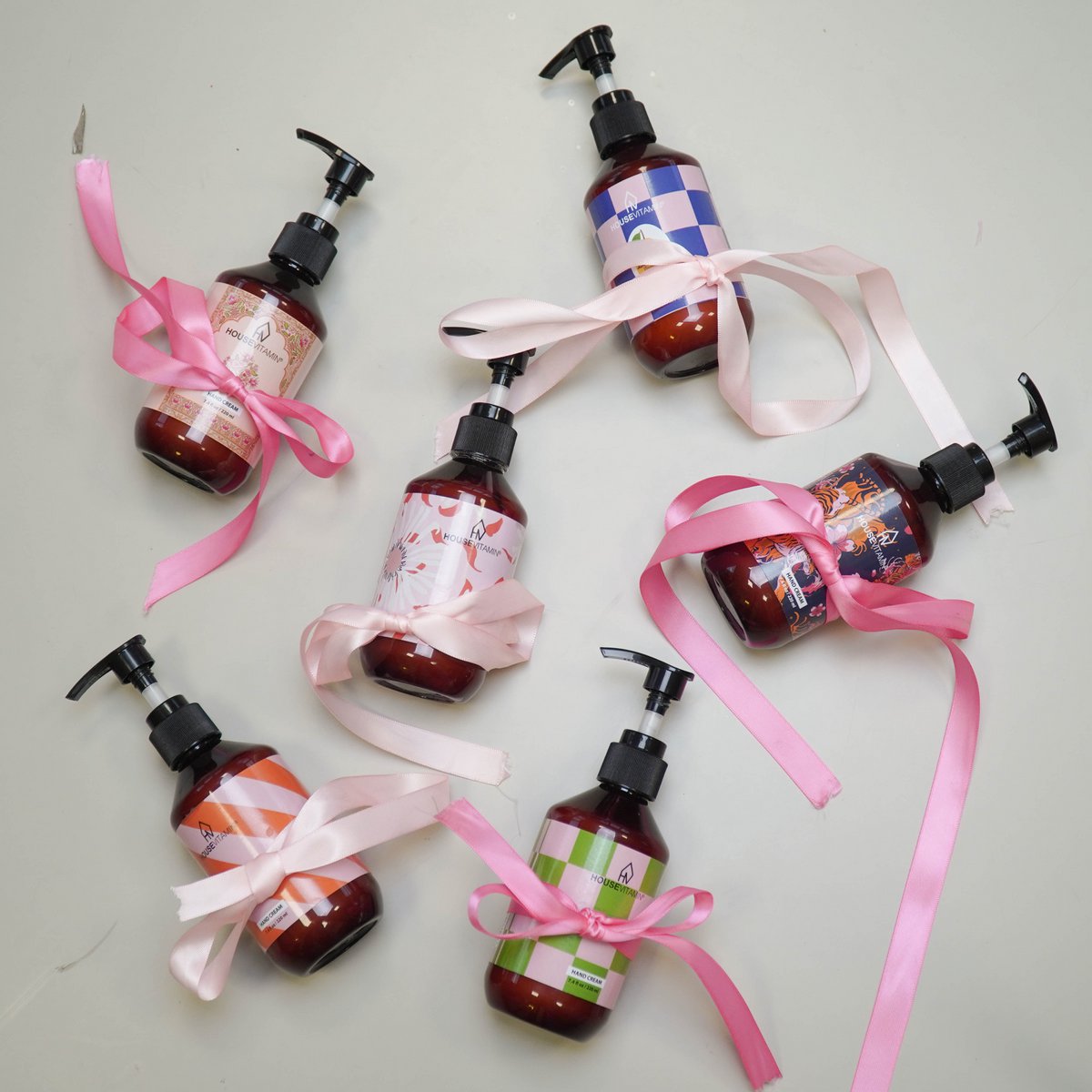 Handzepen van Housevitamin in verschillende prints, met roze linten