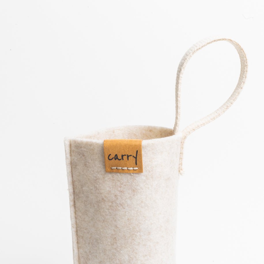 Label met carry-logo en katoenen lus van de beige hoes