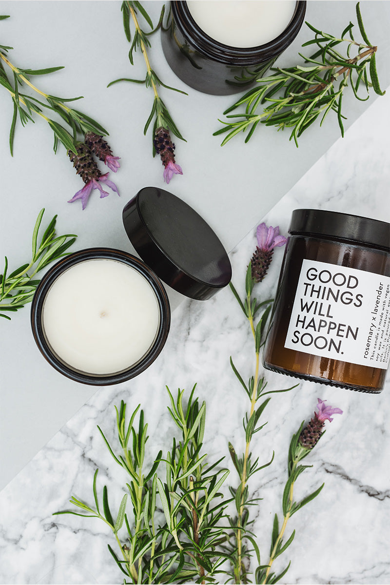 Geurkaarsen rozemarijn en lavendel van Coudre Berlin van bovenaf, tussen takjes rozemarijn en lavendel