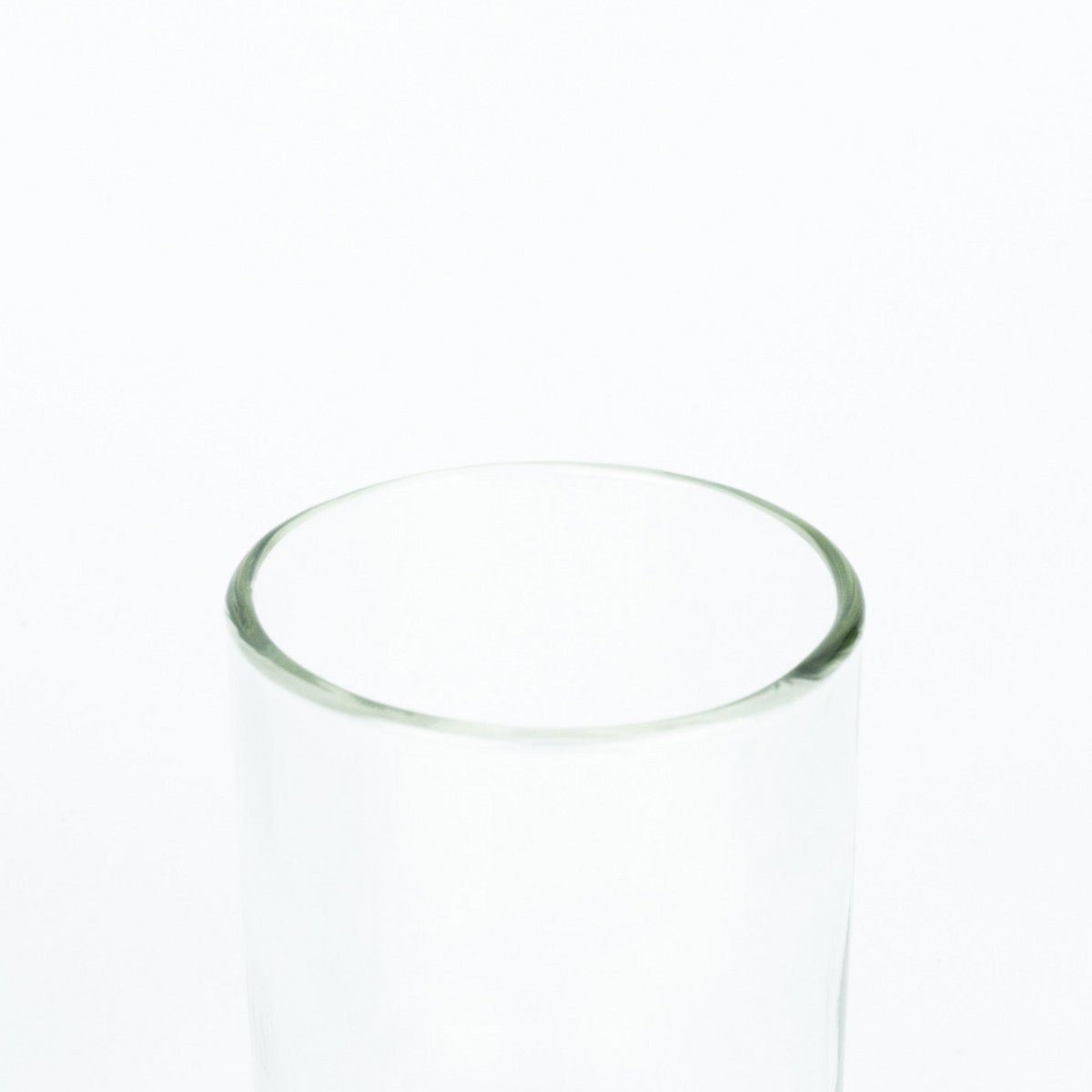 Rand van het drinkglas van dichtbij