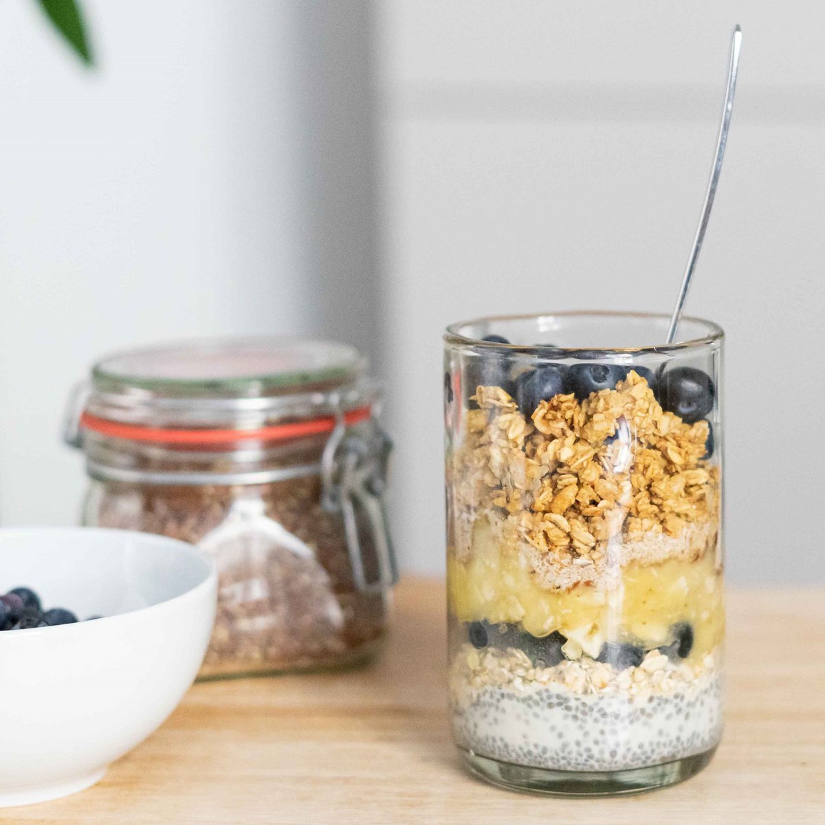 Drinkglas gevuld met laagjes yoghurt en granola