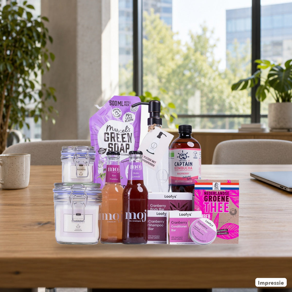 Feel Good Kerstpakket - M - Paars op een vergadertafel op kantoor (impressie)