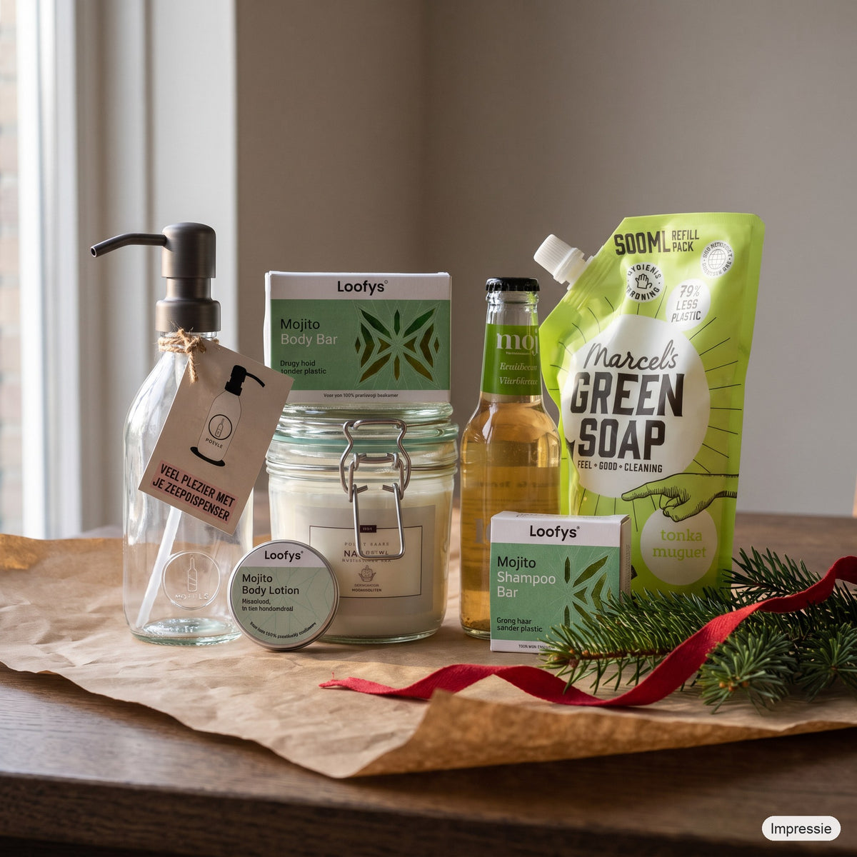 Feel Good Kerstpakket - S - Groen op een houten tafel met kraftpapier, dennentakken en een rood lint (impressie)