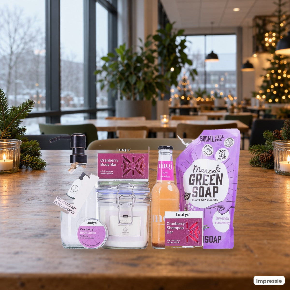 Feel Good Kerstpakket - S - Paars op een tafel in een kantine met kerstsfeer (impressie)