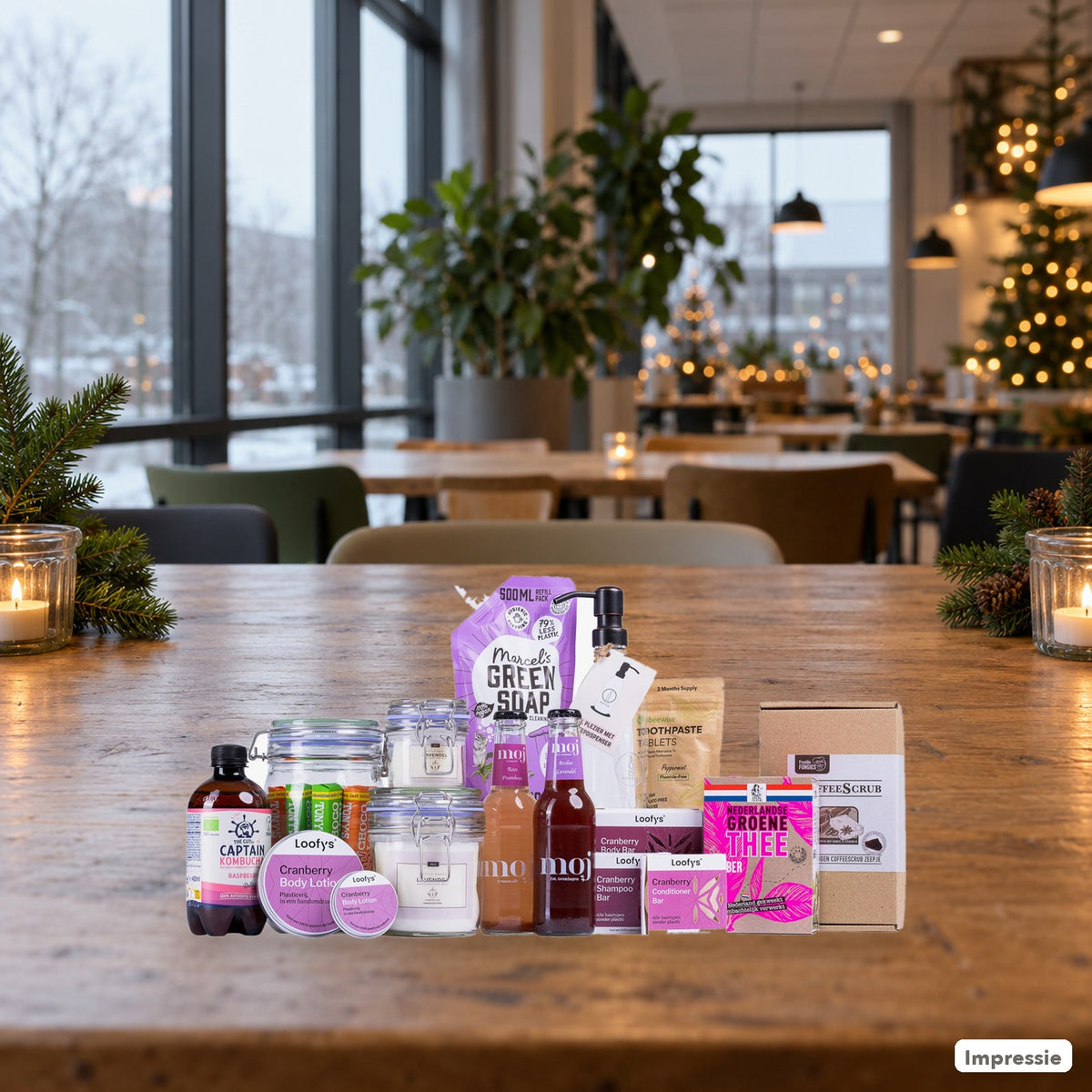 Feel Good Kerstpakket - XL - Paars op een tafel in een kantine met kerstsfeer (impressie)