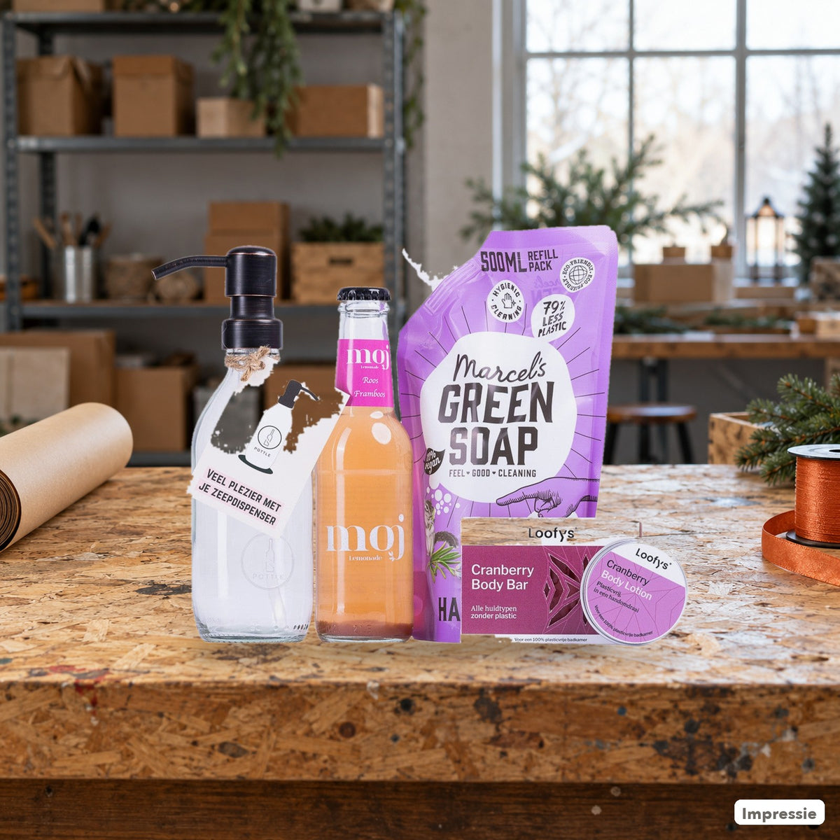 Feel Good Kerstpakket - XS - Paars op een werkbank in de werkplaats (impressie)
