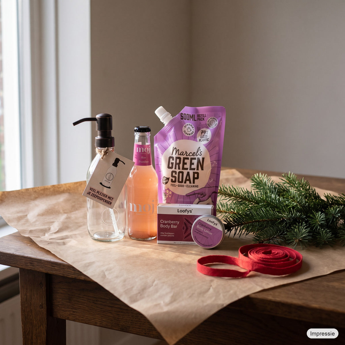 Feel Good Kerstpakket - XS - Paars op een houten tafel met kraftpapier, dennentakken en een rood lint (impressie)