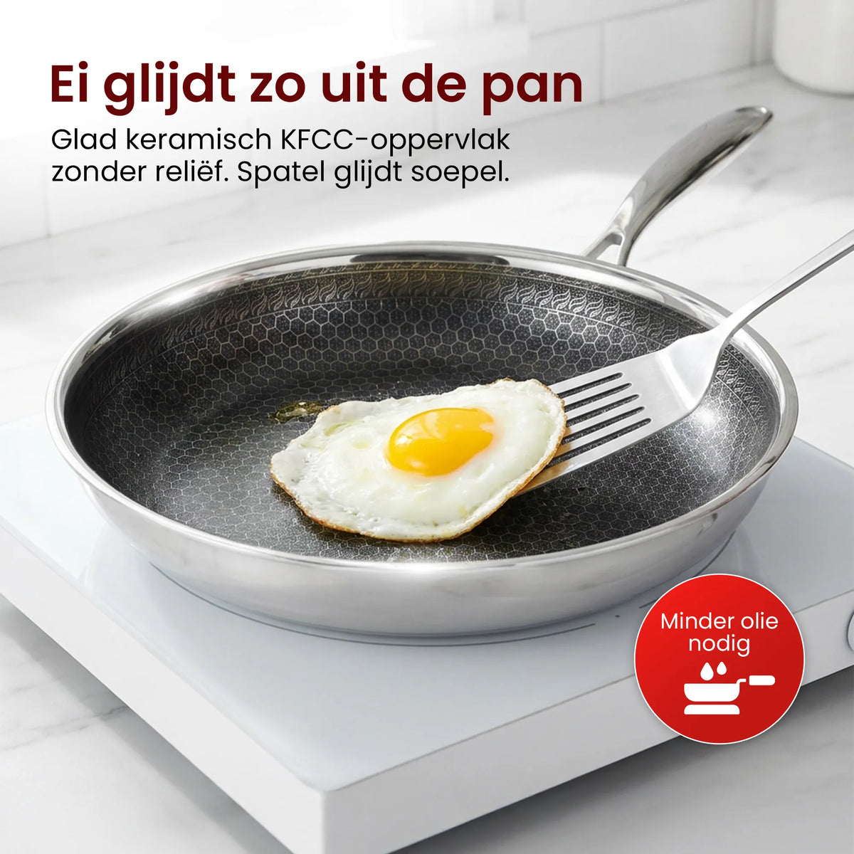 Gebakken ei glijdt van de keramische laag van de koekenpan