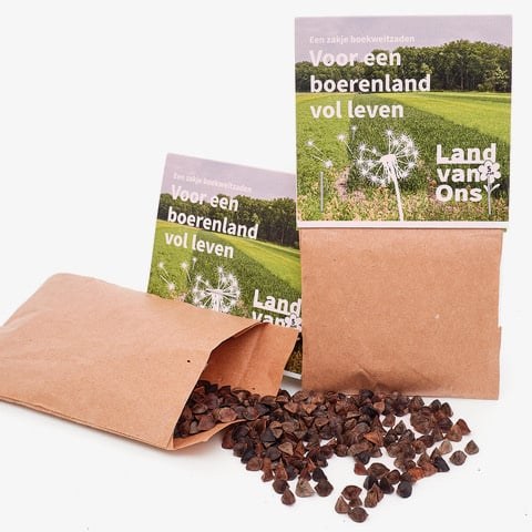 Open zakje met boekweitzaad naast weggeefzakjes van Land van Ons