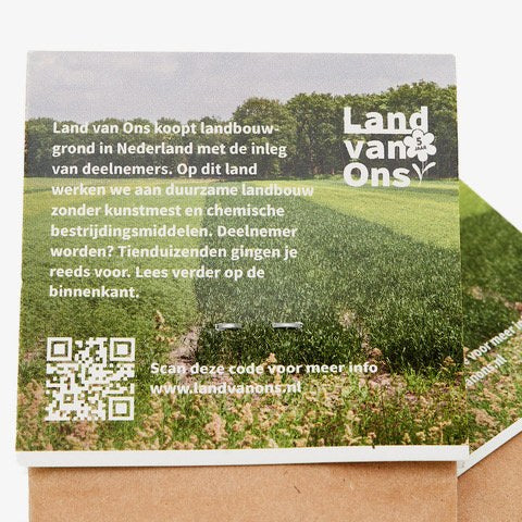 Achterkant van het kaartje bij het boekweitzaad, met uitleg over Land van Ons en een QR-code