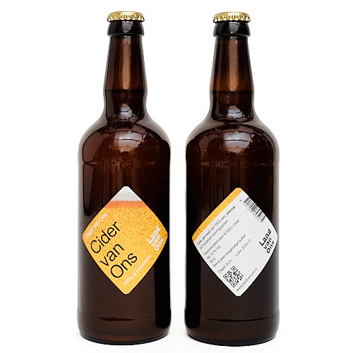 Twee flessen Cider van Ons, perencider van Land van Ons