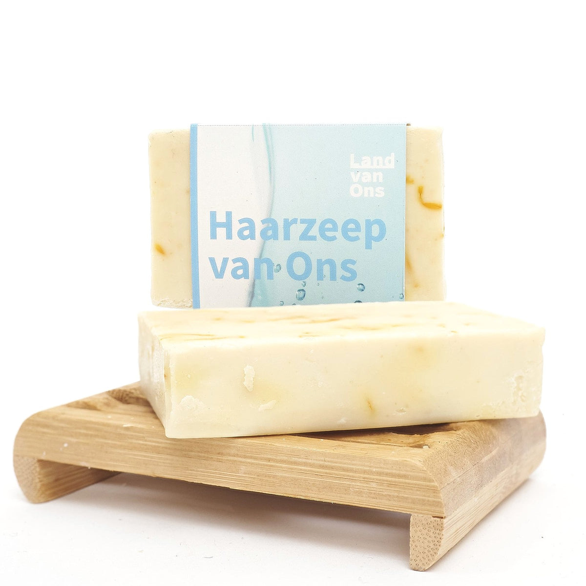 Haarzeep van Land van Ons op een houten zeepbakje