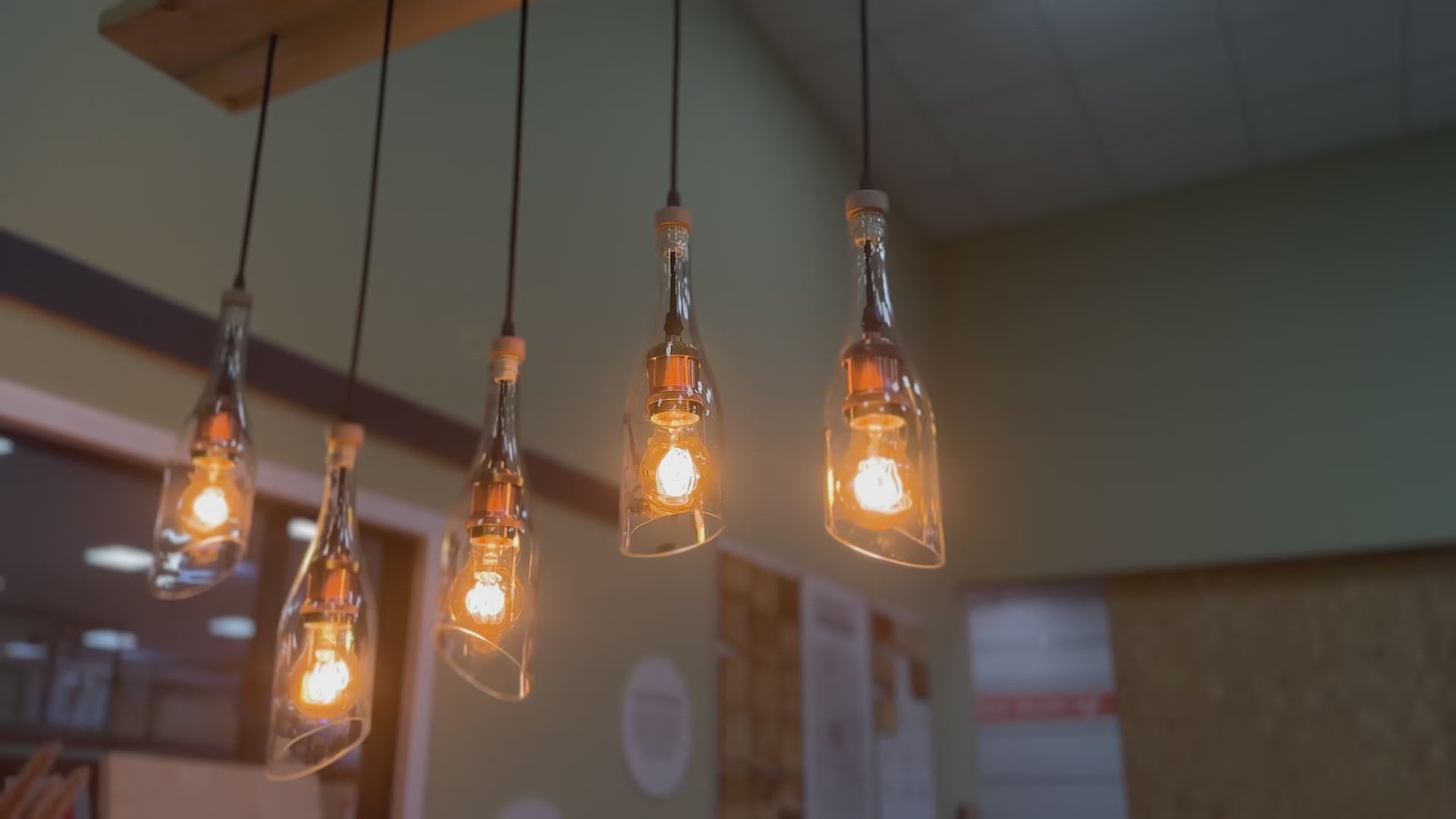 Video laden: Video over Cycle-Up Leeuwarden waarin wordt uitgelegd hoe zij afval omzetten in circulaire producten zoals duurzame relatiegeschenken en kerstpakketten. De video toont voorbeelden van upcycling, lokale samenwerking en maatschappelijk verantwoord ondernemen.