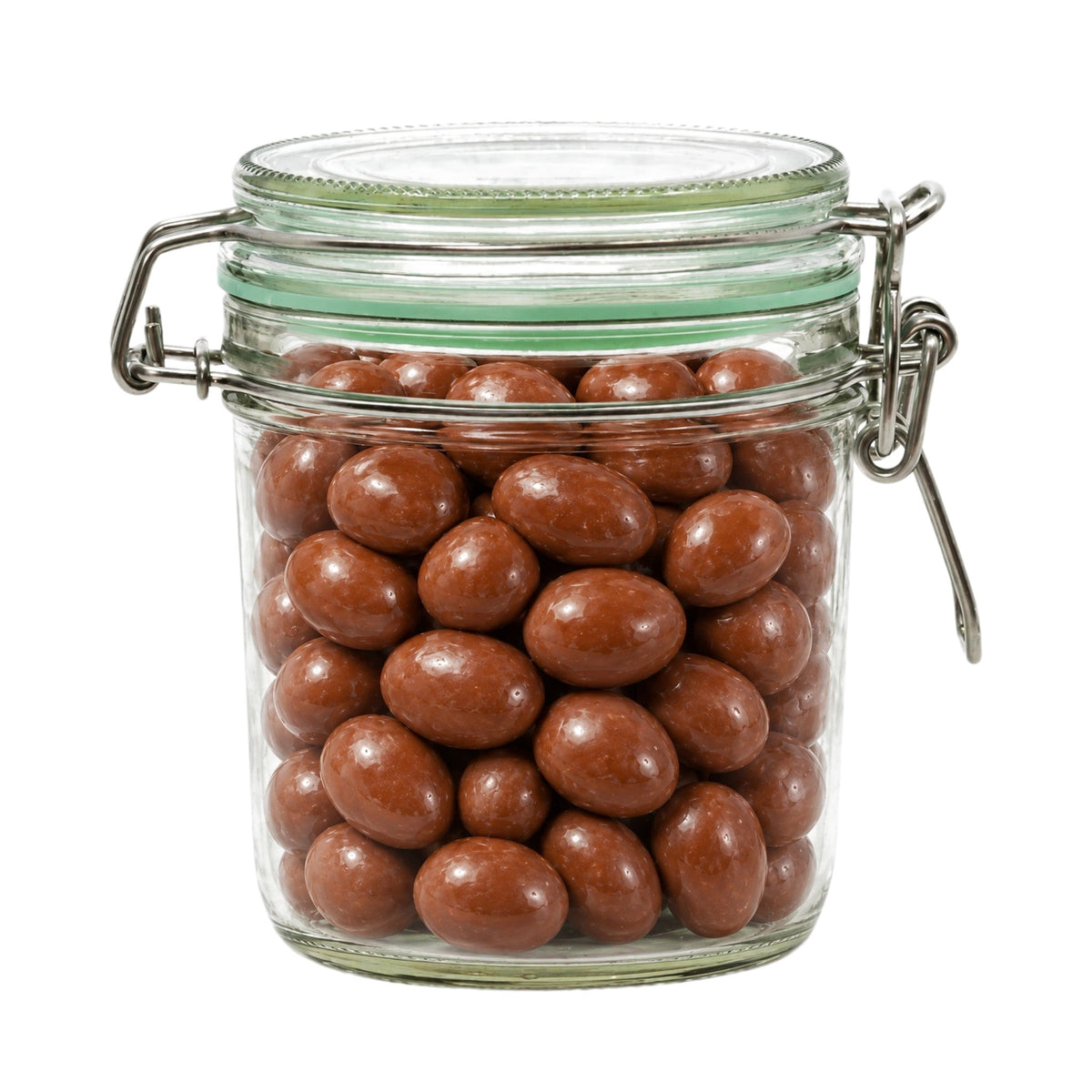 Gevulde weckpot (chocoladepinda's) op een witte achtergrond