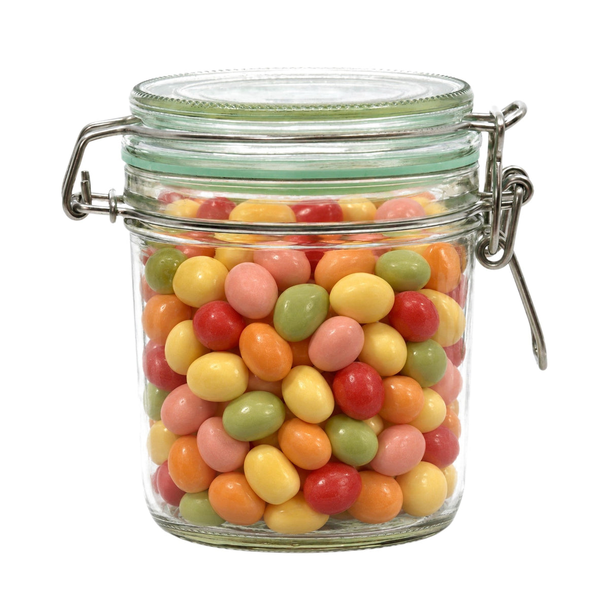 Gevulde weckpot (pinballs) op een witte achtergrond