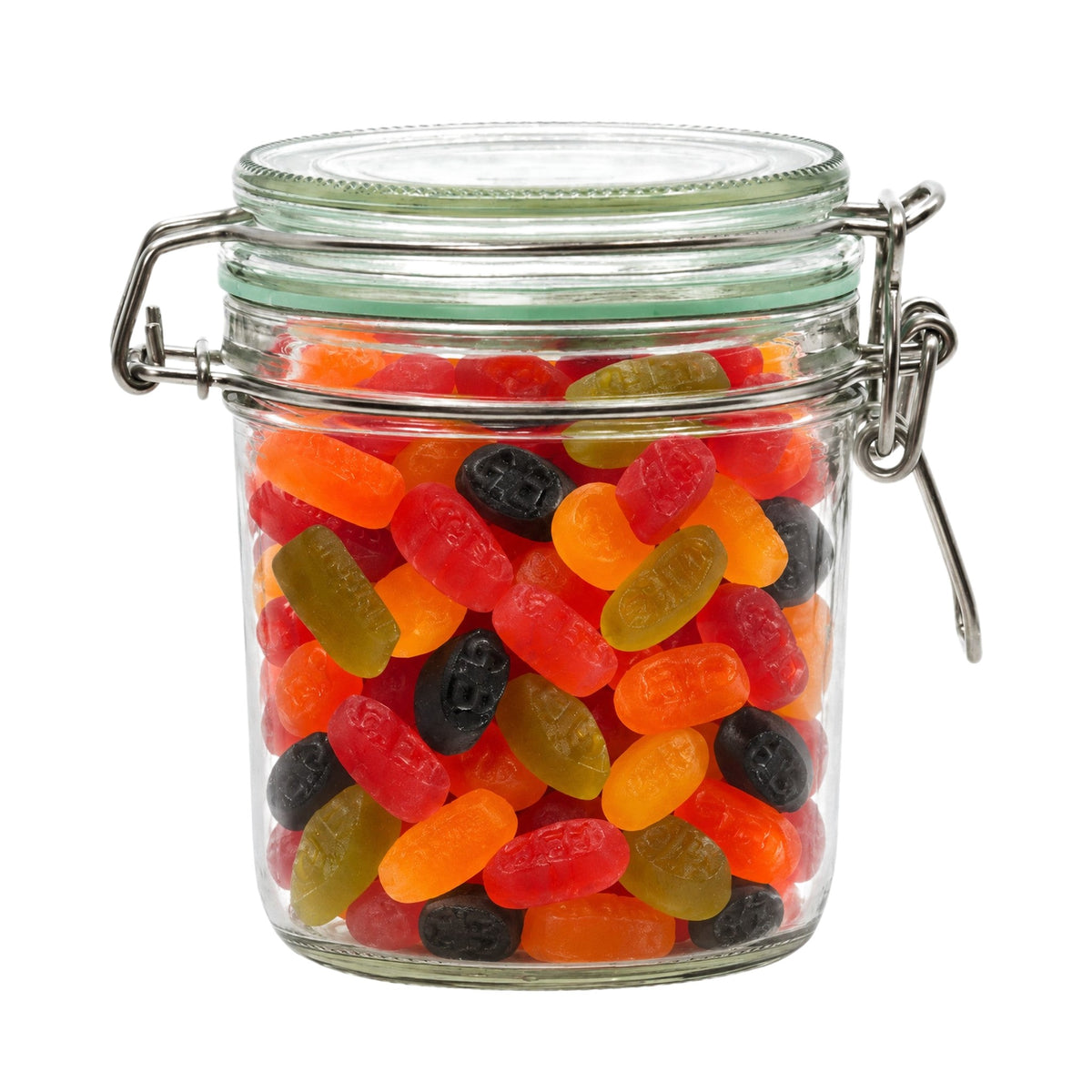 Gevulde weckpot (winegums) op een witte achtergrond