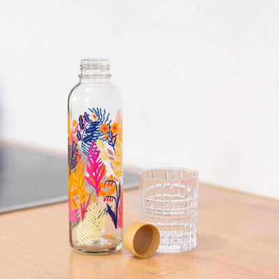 Drinkfles Botanic Garden, open, op het aanrecht naast een glas