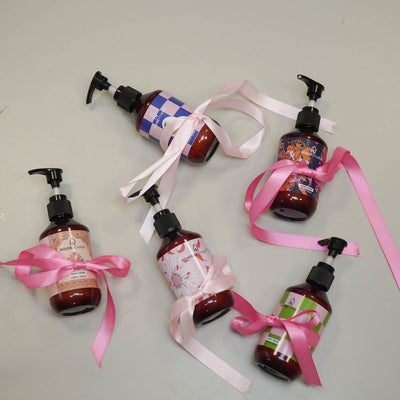 Handzepen van Housevitamin in verschillende prints, met roze linten