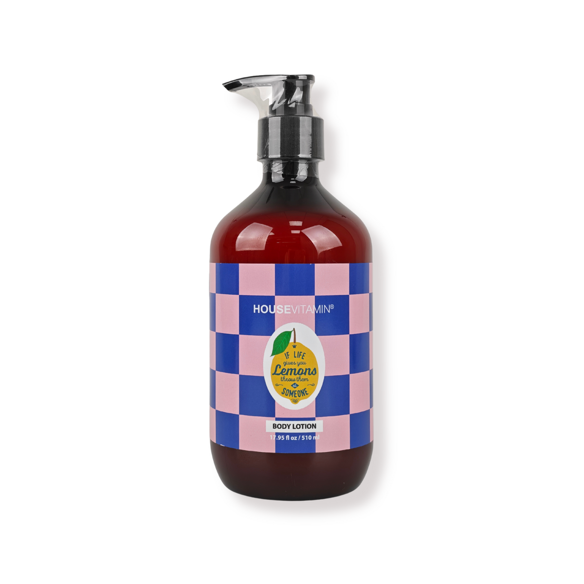 Vegan bodylotion Citroen, Bergamot en Basilicum van Housevitamin, bruine pompfles van 510 ml met blauw-roze geblokt etiket en een citroen