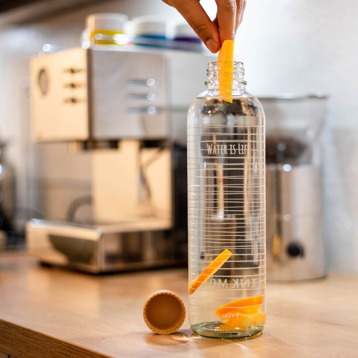 Drinkfles Water is Life met schijfjes sinaasappel in de keuken