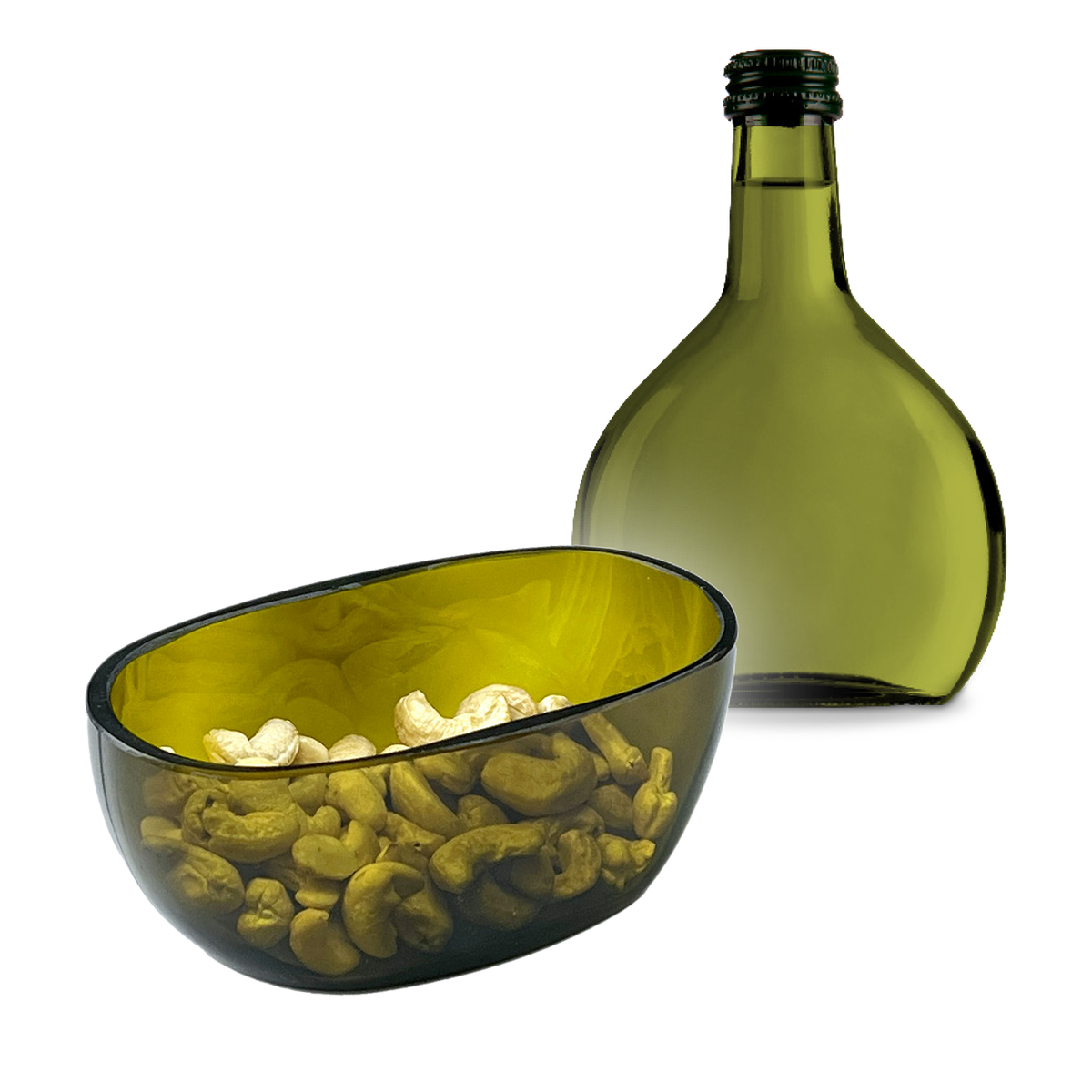 Snackschaaltje van een Bocksbeutel-wijnfles met cashewnoten, met een hele Bocksbeutel-fles erachter