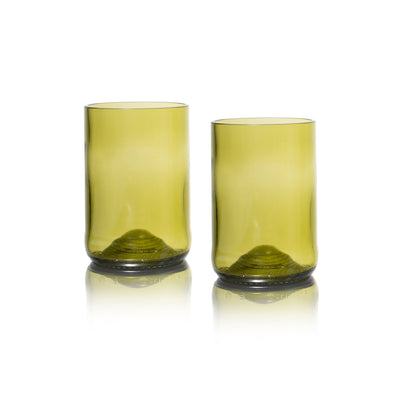 Twee amberkleurige drinkglazen van gebruikte wijnflessen