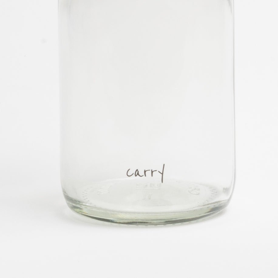 Onderkant van de drinkfles Pure met het kleine carry-logo