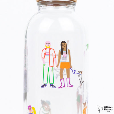 Bovenkant van de drinkfles Love is Love met getekende mensen